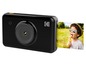 Eine schwarze Kodak Instax-Kamera, die ein Foto ausdruckt.