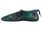 Wasserschuhe mit tropischem Muster.