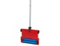 Ein roter Besen mit blauen Bürsten und einem Teleskopstiel.