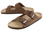 Zwei Paar braune Sandalen mit Schnalle