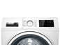 Ein weißer Bosch-Waschtrockner mit digitalem Display und der Funktion 'Wash & Dry'.