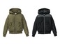 Zwei gesteppte Bomberjacken mit Kapuze, eine in Khaki und eine in Schwarz.