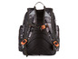 Ein schwarzer Rucksack mit Tarnmuster und orangen Details.