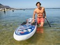 Mann mit einem Paddleboard der Marke Mistral im Meer.
