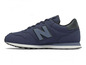 Ein blauer New Balance Sneaker.