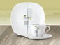 Eine Tasse und Untertasse mit abstraktem Design, neben einem größeren Teller.