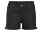 Schwarze Denim-Shorts mit Fransen.