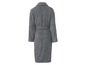 Grauer Bademantel mit Gürtel.