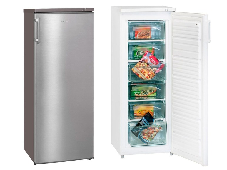 Ein silberner Kühlschrank und ein offener Gefrierschrank mit verschiedenen gefrorenen Produkten.