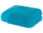 Ein türkisfarbenes Handtuch auf weißem Hintergrund gefaltet.