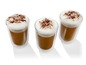 Drei Gläser Cappuccino mit Kakaopulver