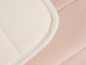 Eine weiße Badematte mit weichem rosa Unterteil.