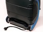Ein grauer Staubsauger mit blauen Akzenten und Rädern, sichtbar sind Kabel und Stecker