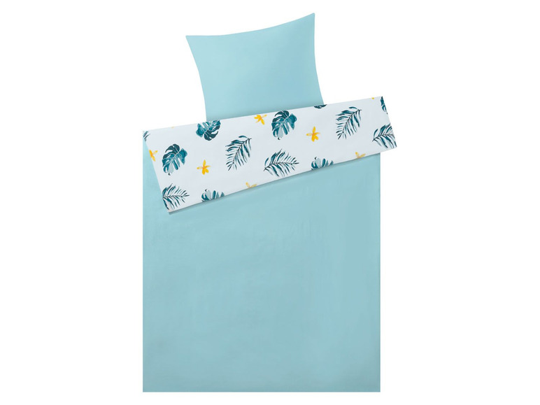 Ein hellblauer Bettbezug mit tropischem Muster.