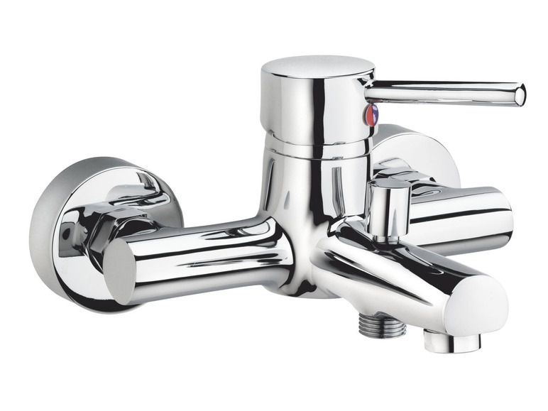 Ein verchromter Duschmischer mit einer Einhebel-Armatur und einer Handbrause.