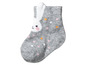 Graue Baby-Socke mit Hasenmotiv und Punkten.