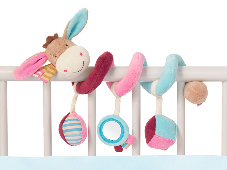 Eine rosa und blaue Spirale mit einem Esel, einem Spiegel, einem Ball und einem Würfel, befestigt an einem Babybett