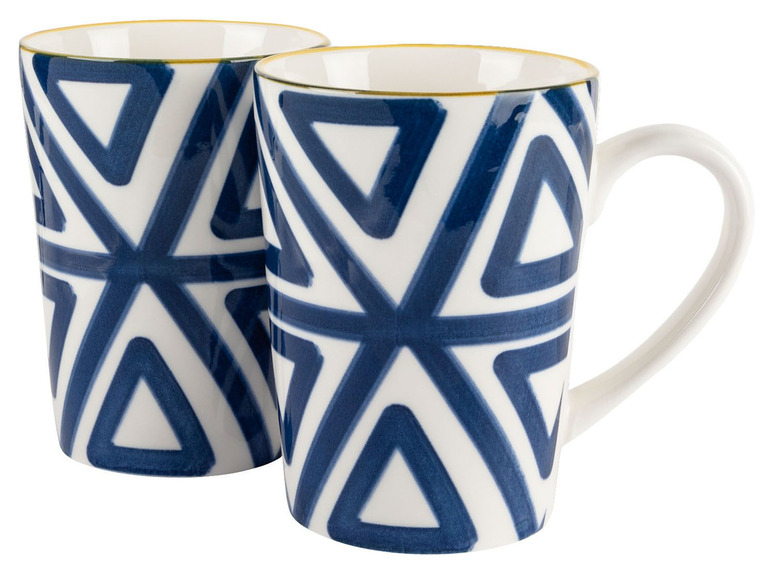 Zwei blaue und weiße Kaffeetassen mit geometrischem Muster.