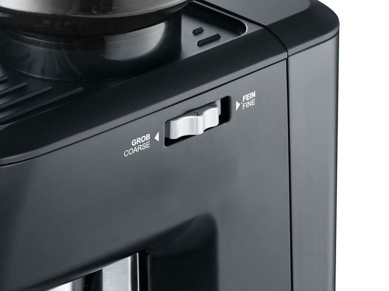Nahaufnahme eines schwarzen Kaffeemühle mit einem Knopf zur Einstellung der Mahlgrade.