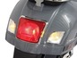 Rücklicht und Blinker an einem grauen Vespa-Roller.