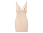 Ein beiger Slip-Kleid mit Spitzendetails.