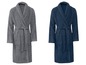 Zwei Bademäntel, grau und blau.
