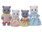 Eine Familie aus grauen und weißen Calico Critters Puppen, gekleidet in süßen Outfits.