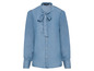Eine hellblaue Denim-Bluse mit Schleife.