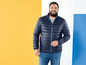 Mann in einer dunkelblauen Winterjacke