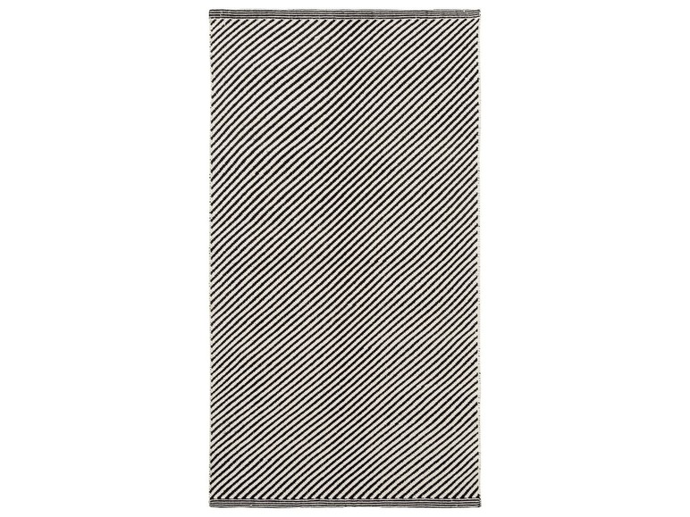 Ein schwarz-weißer Läufer mit diagonalen Streifen.