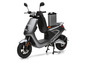 Ein grauer Nova Motors Elektro-Scooter.