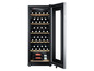 Ein schwarzer Weinkühlschrank mit Holzregalen und Weinflaschen.