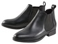 Zwei Paar schwarze Chelsea-Stiefel.