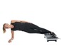 Eine Frau macht eine Plank-Übung auf einer We-Vibe Vibrations-Plattform.