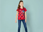 Mädchen trägt ein rotes T-Shirt mit Miraculous Ladybug Print und blaue Jeans.