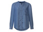 Eine hellblaue Denim-Bluse mit langen Ärmeln.