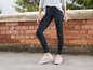Schwarze Leggings und rosa Sneakers für Damen.