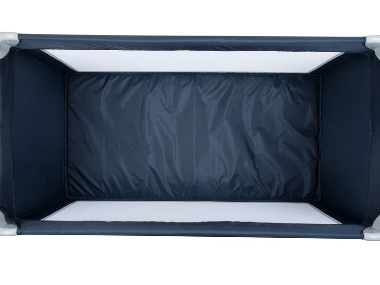 Ein dunkelblaues Babybett mit Netzseiten.