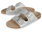 Zwei silberne Birkenstock Sandalen mit Schnallen.