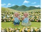 Calico Critters Otter Familie mit Babys in einem Blumenfeld.