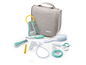 Eine Toilettentasche mit Babyprodukten von Béaba, inklusive Thermometer, Nagelschere und Bürste.