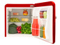 Ein roter Mini-Kühlschrank gefüllt mit Obst, Gemüse und Getränken.