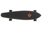 Ein schwarzes Longboard mit orangefarbenem Logo.