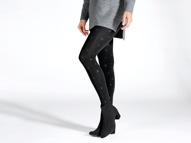 Schwarze Strumpfhosen mit Sternmuster und schwarze Stiefeletten.