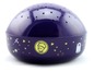 Eine violette Nachtlampe mit Sternenprojektion und Abbildungen vom kleinen Prinzen.