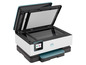 Ein HP OfficeJet Pro 8025e Drucker mit geöffnetem Scanner.