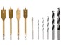 Ein Satz mit vier Flachbohrern und fünf Spiralbohrern.