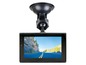 Eine schwarze Dashcam mit Saugnapf und einem Display, das eine Straße zeigt.