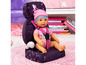 Eine Baby Puppe in einem rosa und lila Autositz mit Sternen.