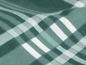 Nahaufnahme eines gewebten karierten Stoffes in Grün und Weiß.